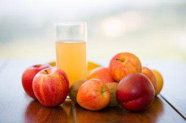 meyve ve meyve suyu açık ahşap bir masa üzerinde