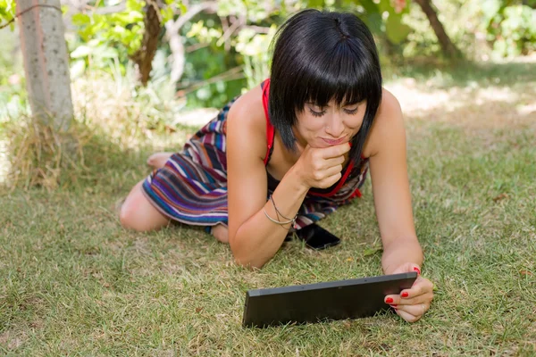 Mujer casual que trabaja con una tableta PC, al aire libre — Foto de Stock