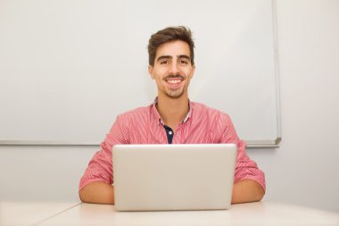 Genç casual genç öğrenci sınıfta