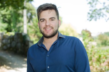 mutlu genç casual adam açık portre