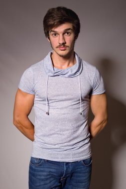 Yakışıklı bir gencin stüdyo portresi.