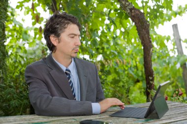 Dijital tablet, açık havada ile endişe iş adamı