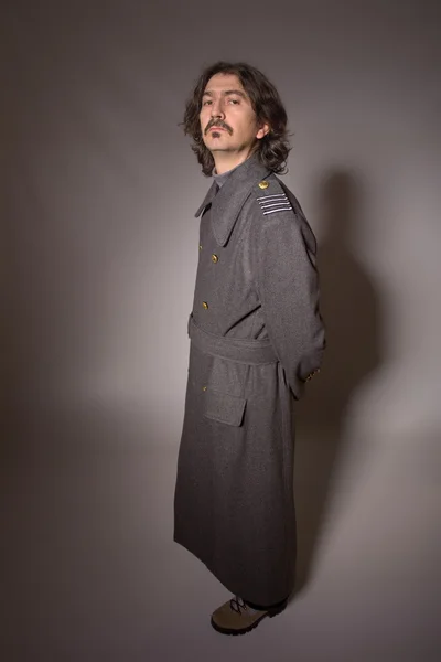 Mann gekleidet als russisches Militär, volle Länge — Stockfoto