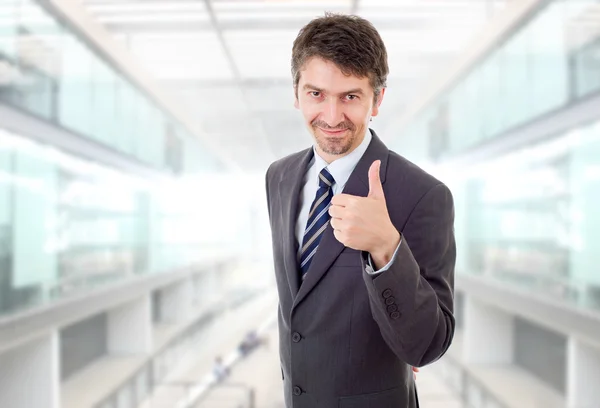 Junger Geschäftsmann geht Daumen hoch, im Büro — Stockfoto