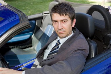 Arabada genç işadamı portresi