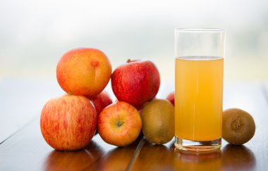 meyve ve meyve suyu açık ahşap bir masa üzerinde