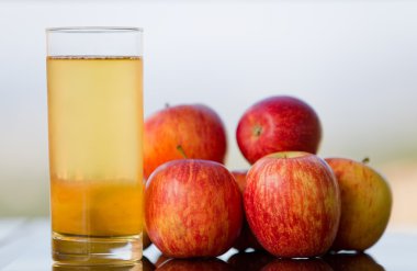 ahşap bir masa, açık üzerinde elma ile elma suyu