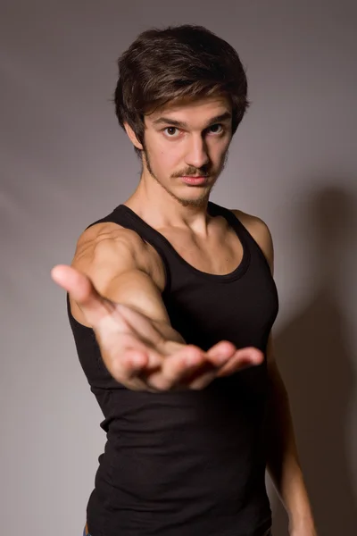 Jovem casual feliz homem em um fundo preto — Fotografia de Stock