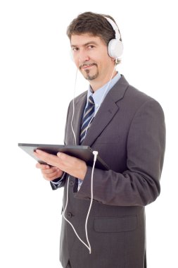Tablet bilgisayar ve kulaklıklı iş adamı, izole