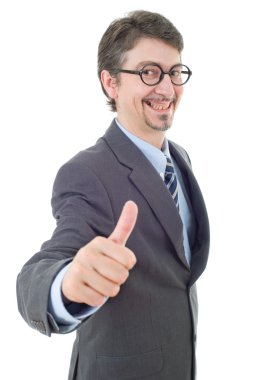 Genç iş adamı başparmağını kaldırıyor, beyaz üzerinde tek başına.