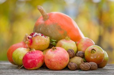 Sonbahar doğa kavramı. Sonbahar meyve ahşap bir masa üzerinde açık havada