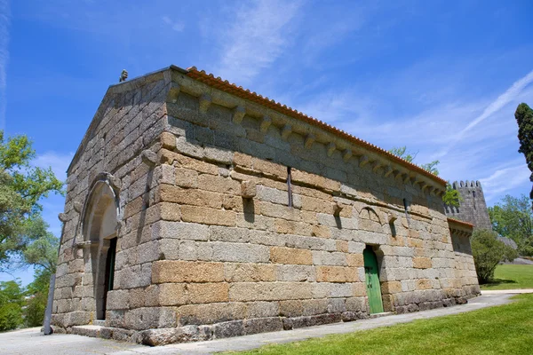 Sao Miguel kapell och slottet Guimaraes — Stockfoto