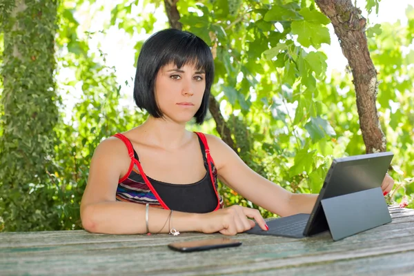 Mujer casual que trabaja con una tableta PC, al aire libre — Foto de Stock