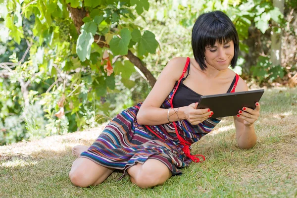 Casual vrouw die werkt met een tablet pc, buiten — Stockfoto