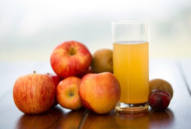 meyve ve meyve suyu açık ahşap bir masa üzerinde