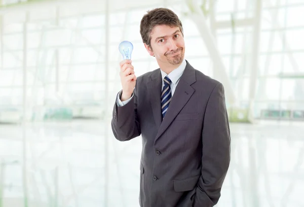 Dumme Geschäftsmann mit einer Lampe im Büro — Stockfoto