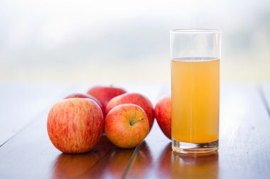 elma ve ahşap bir masa, açık suyu