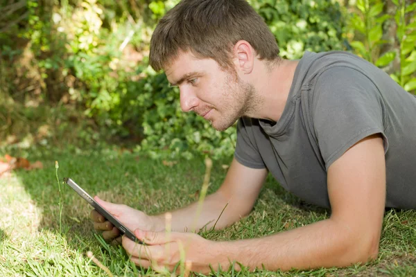 Gelegenheitsarbeiter, der mit einem Tablet-PC arbeitet, im Freien — Stockfoto