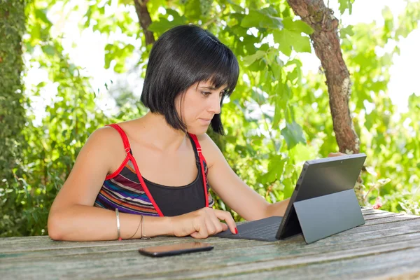 Příležitostné žena pracující s počítači tablet pc, venkovní — Stock fotografie
