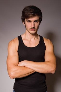 Yakışıklı bir gencin stüdyo portresi.