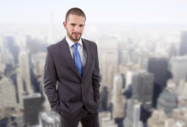 Ofisteki genç iş adamı portresi.