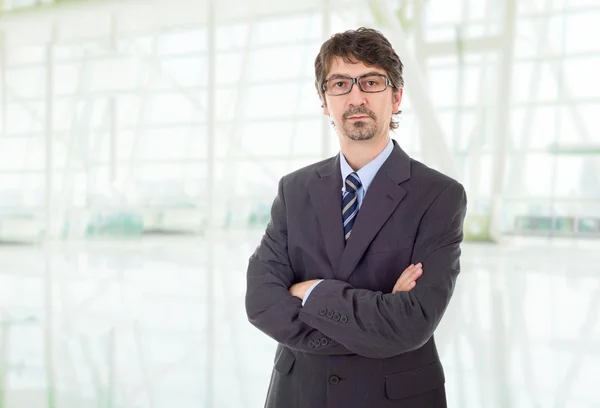 Porträt eines jungen Geschäftsmannes im Büro — Stockfoto