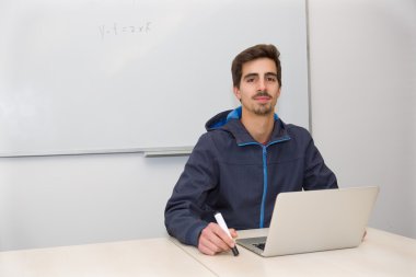 Genç casual genç öğrenci sınıfta