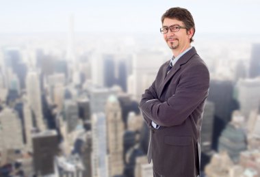 Ofisteki genç iş adamı portresi.