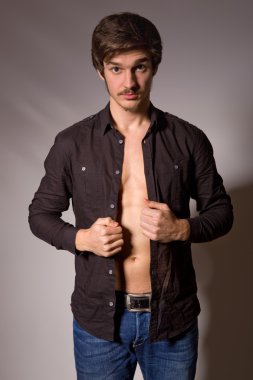 Yakışıklı bir gencin stüdyo portresi.