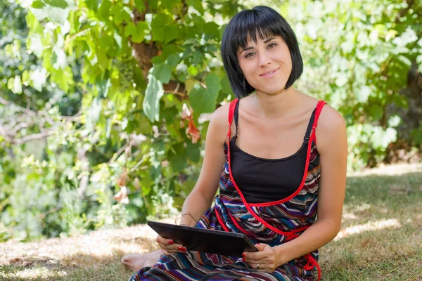 Mujer casual que trabaja con una tableta PC, al aire libre — Foto de Stock