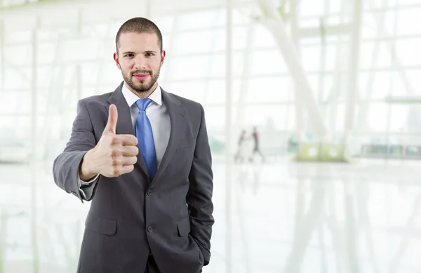 Junger Geschäftsmann geht Daumen hoch, im Büro — Stockfoto