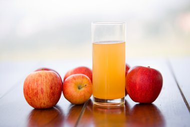 elma ve ahşap bir masa, açık suyu