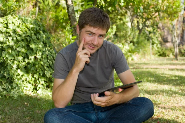 Gelegenheitsarbeiter, der mit einem Tablet-PC arbeitet, im Freien — Stockfoto