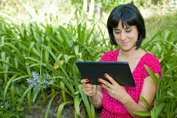 Mujer casual que trabaja con una tableta PC, al aire libre — Foto de Stock