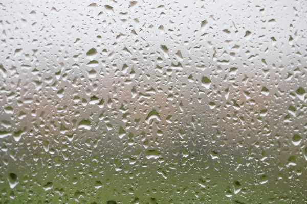 Povrch skla s vodou kapky v deštivý den — Stock fotografie