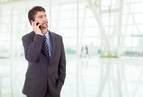 Ung affärsman på telefon, på kontoret — Stockfoto