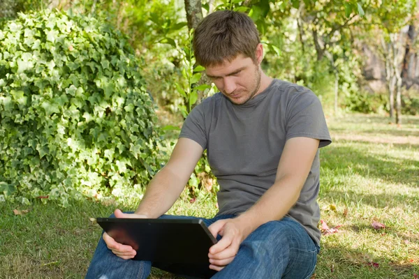 Gelegenheitsarbeiter, der mit einem Tablet-PC arbeitet, im Freien — Stockfoto