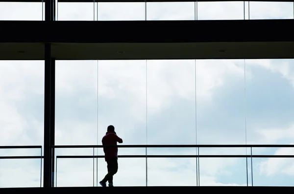 현대 오피스 빌딩 내부에 젊은 사업가의 실루엣 보기 — 스톡 사진