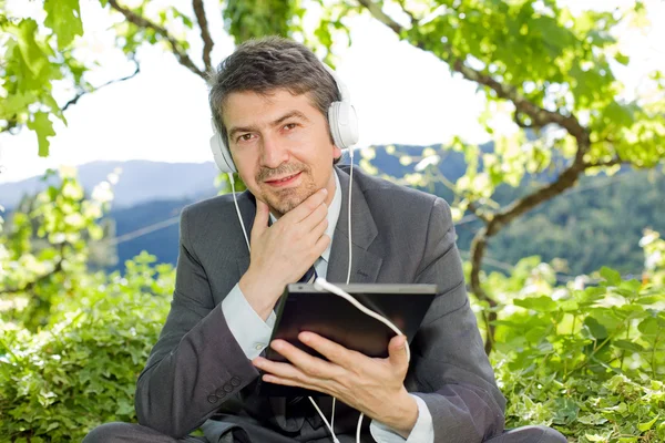 Gelukkig zakenman met digitale tablet, buitenshuis — Stockfoto