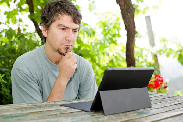 Casual man working with a tablet pc, outdoor — Stock Photo, Image