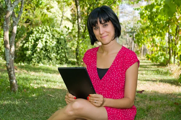 Mujer casual que trabaja con una tableta PC, al aire libre — Foto de Stock