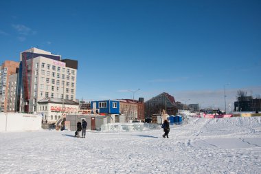 Perm, Rusya, Şubat, 06.2016: Yetişkin bir buzlu çocukları ile 