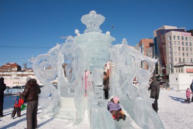 Perm, Rusya, Şubat, 06.2016: Yetişkin bir buzlu çocukları ile 