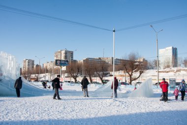 Perm, Rusya, Şubat, 06.2016: Yetişkin bir buzlu çocukları ile 