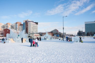 Perm, Rusya, Şubat, 06.2016: Yetişkin bir buzlu çocukları ile 