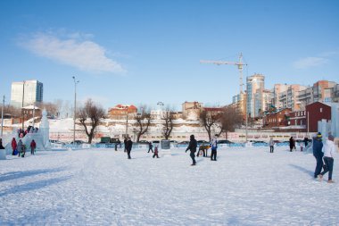 Perm, Rusya, Şubat, 06.2016: Yetişkin bir buzlu çocukları ile 