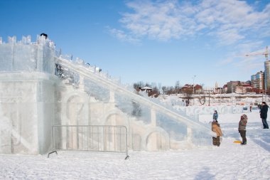 Perm, Rusya, Şubat, 06.2016: Yetişkin bir buzlu çocukları ile 