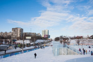 Perm, Rusya, Şubat, 06.2016: Yetişkin bir buzlu çocukları ile 