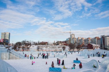 Perm, Rusya, Şubat, 06.2016: Yetişkin bir buzlu çocukları ile 