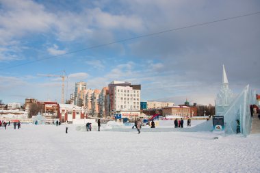 Perm, Rusya, Şubat, 06.2016: Yetişkin bir buzlu çocukları ile 